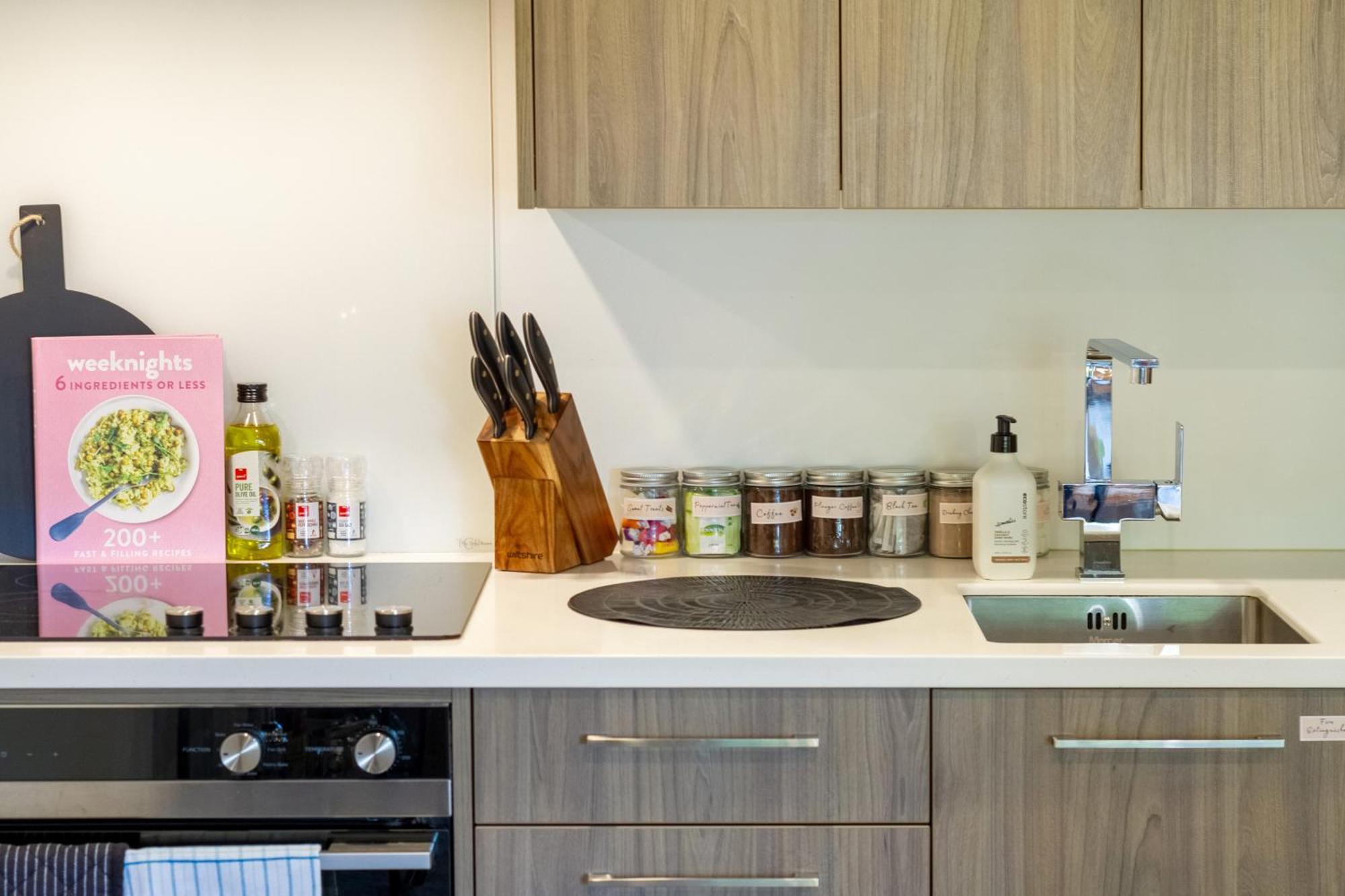 Cozy 1-Bed Apartment With Park Views, Sleeps 4 Christchurch Exterior photo